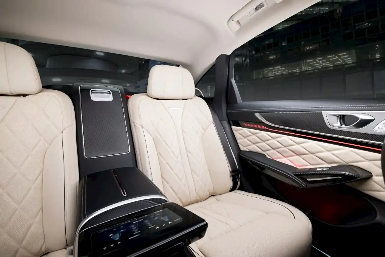 Салон Hongqi HS9. Фото 1