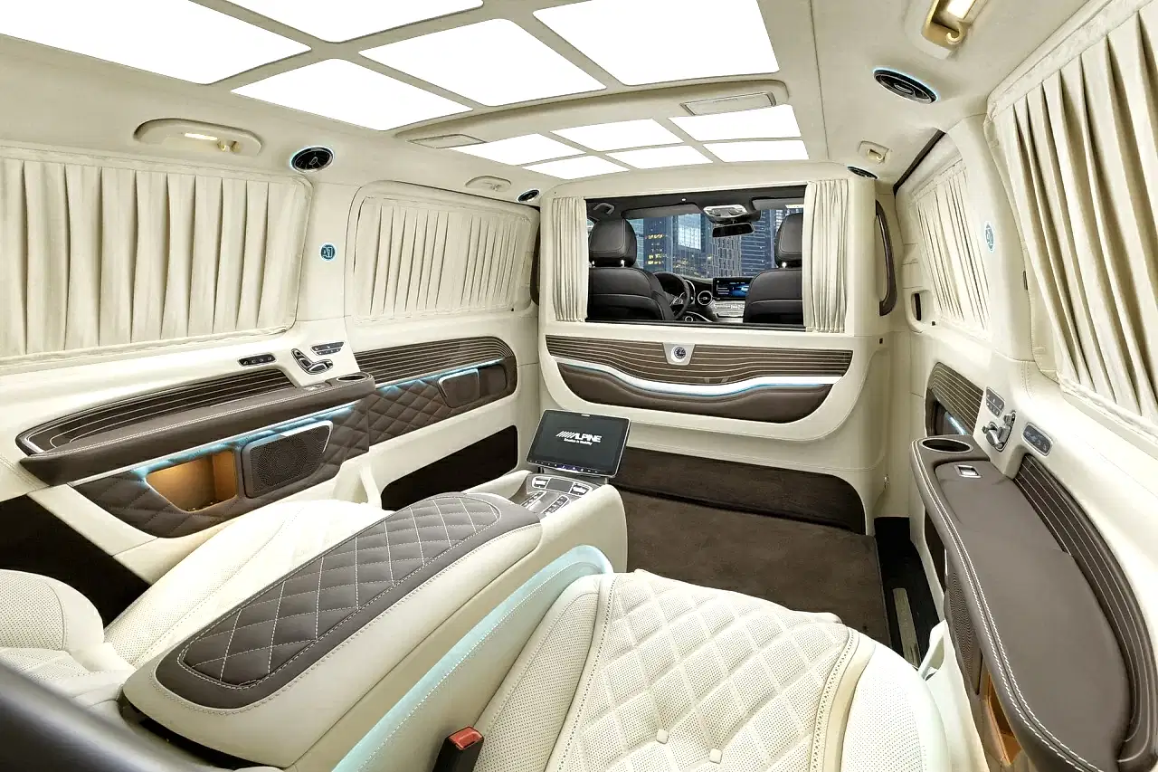 Салон Mercedes-Benz V-Class 300D в комплектации V-BusinessJet. Фото 2
