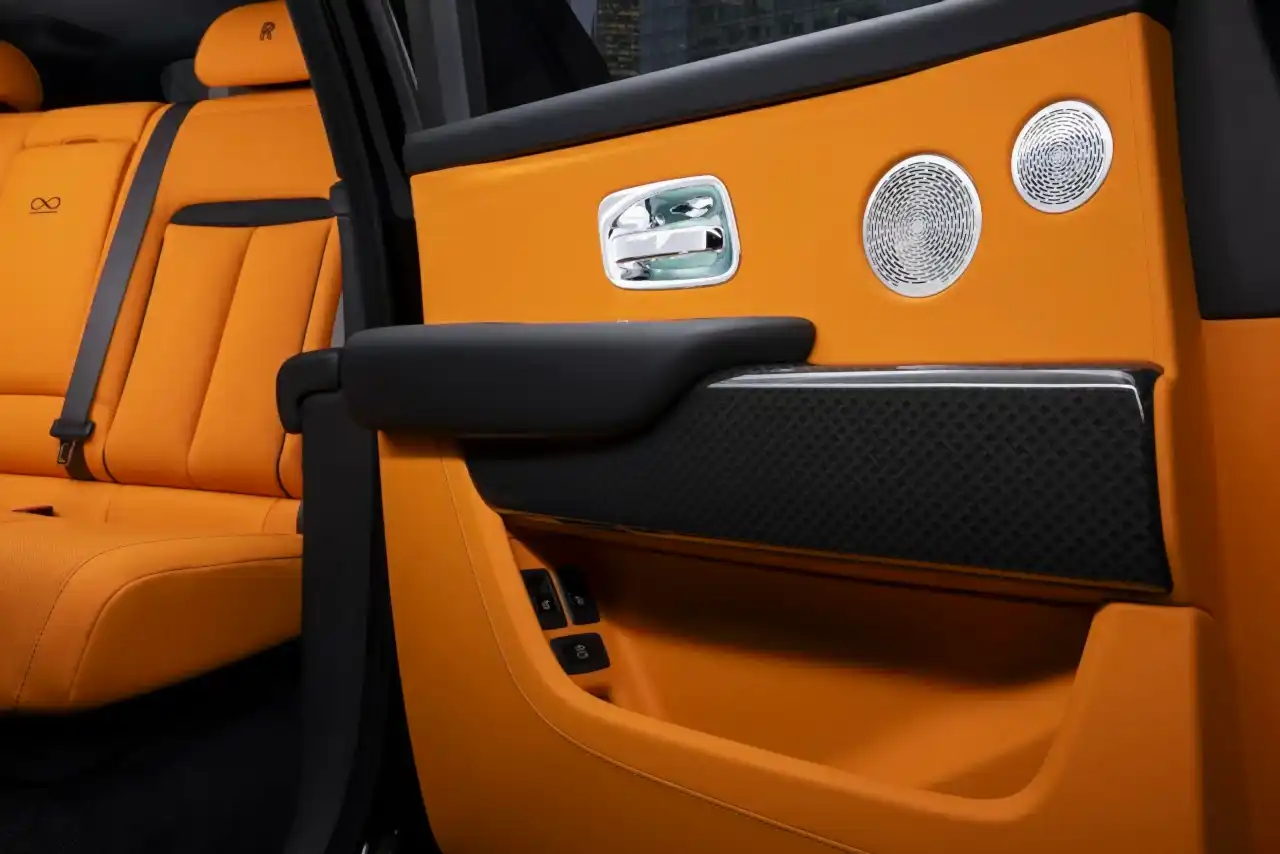 Rolls-Royce Cullinan. Дверь