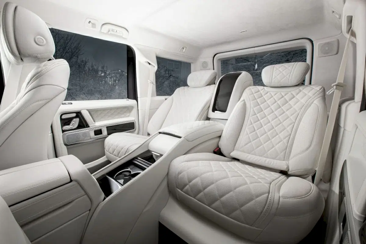 Кресла Mercedes-Maybach с консолью. Фото