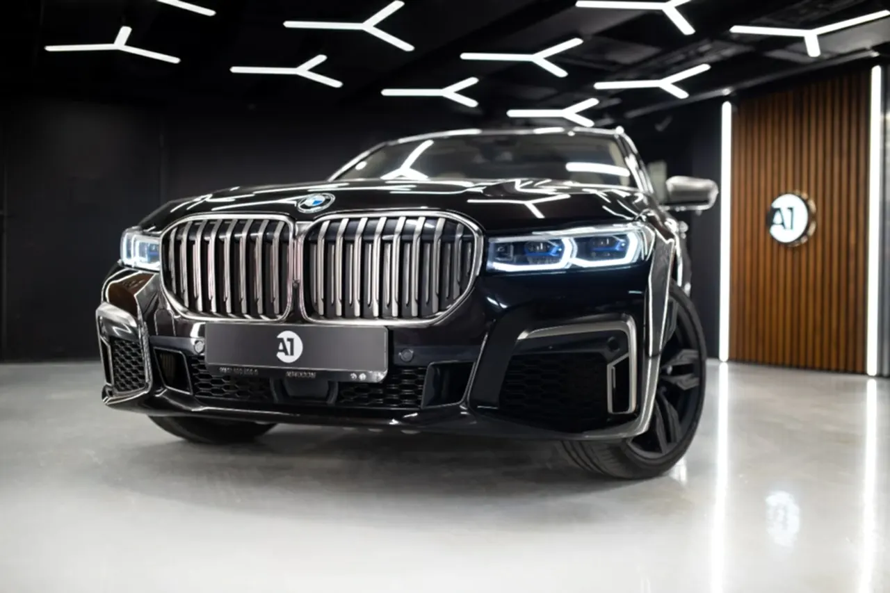 BMW 7. Фото